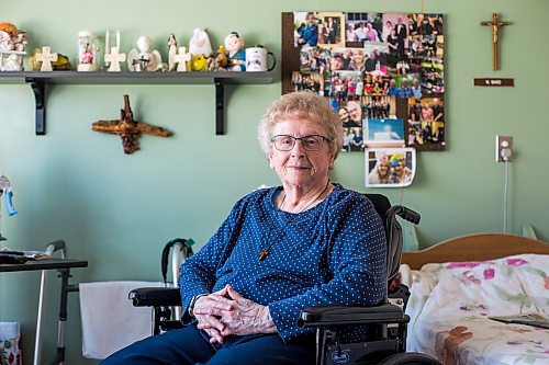 MIKAELA MACKENZIE / WINNIPEG FREE PRESS



Margaret Ward, a survivor of covid in the second wave, poses for a portrait in her room at the Convalescent Home of Winnipeg in Winnipeg on Wednesday, March 9, 2022. For Kevin story.

Winnipeg Free Press 2022.