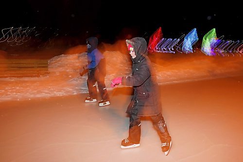 10032022
Carver and Raylee Strahl skate at the Brandon Skating Oval with their dad Andrew on a windy and unseasonably cold Thursday evening. (Tim Smith/The Brandon Sun)