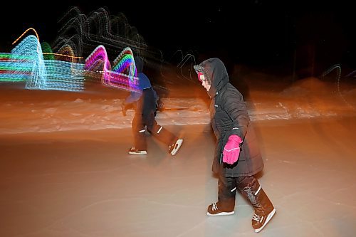 10032022
Carver and Raylee Strahl skate at the Brandon Skating Oval with their dad Andrew on a windy and unseasonably cold Thursday evening. (Tim Smith/The Brandon Sun)