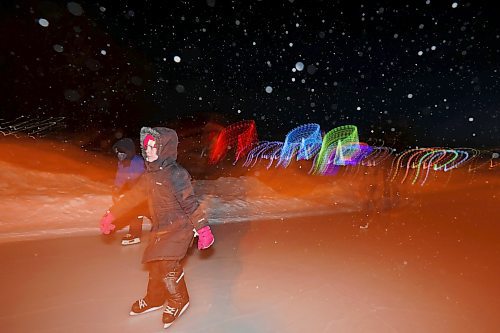 10032022
Carver and Raylee Strahl skate at the Brandon Skating Oval with their dad Andrew on a windy and unseasonably cold Thursday evening. (Tim Smith/The Brandon Sun)