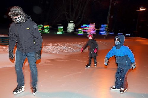 10032022
Andrew Strahl and his children Raylee and Carver skate at the Brandon Skating Oval on a windy and unseasonably cold Thursday evening. (Tim Smith/The Brandon Sun)