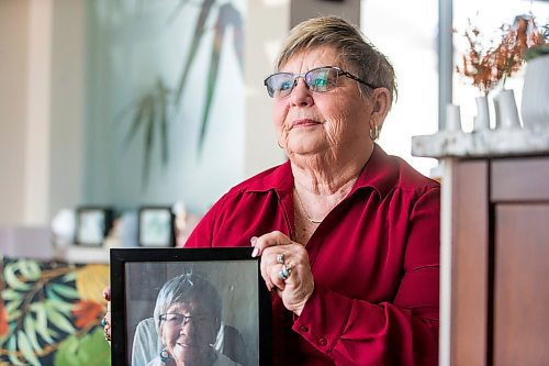 MIKAELA MACKENZIE / WINNIPEG FREE PRESS

Sandra Smerek poses for a portrait while holding a photo of her mother, Bernice Oleschuk (who died of COVID), in Winnipeg on Thursday, March 10, 2022. For Kevin story.
Winnipeg Free Press 2022.