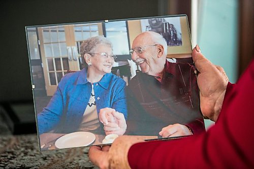 MIKAELA MACKENZIE / WINNIPEG FREE PRESS

Sandra Smerek poses for a portrait while holding a photo of her mother, Bernice Oleschuk (who died of COVID), in Winnipeg on Thursday, March 10, 2022. For Kevin story.
Winnipeg Free Press 2022.