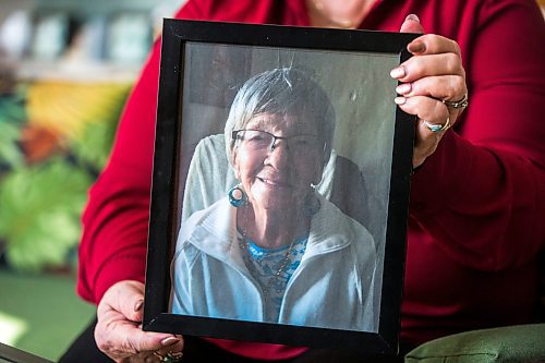 MIKAELA MACKENZIE / WINNIPEG FREE PRESS

Sandra Smerek poses for a portrait while holding a photo of her mother, Bernice Oleschuk (who died of COVID), in Winnipeg on Thursday, March 10, 2022. For Kevin story.
Winnipeg Free Press 2022.