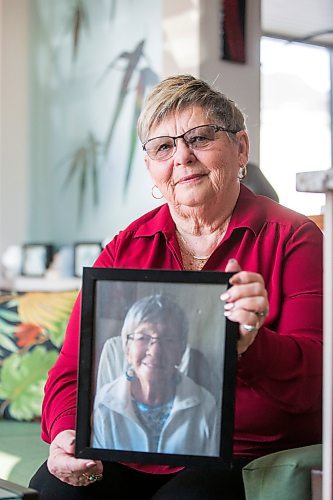 MIKAELA MACKENZIE / WINNIPEG FREE PRESS

Sandra Smerek poses for a portrait while holding a photo of her mother, Bernice Oleschuk (who died of COVID), in Winnipeg on Thursday, March 10, 2022. For Kevin story.
Winnipeg Free Press 2022.