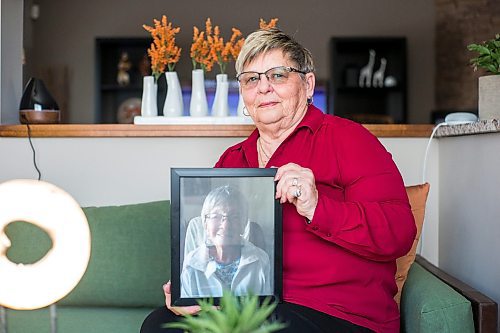 MIKAELA MACKENZIE / WINNIPEG FREE PRESS

Sandra Smerek poses for a portrait while holding a photo of her mother, Bernice Oleschuk (who died of COVID), in Winnipeg on Thursday, March 10, 2022. For Kevin story.
Winnipeg Free Press 2022.