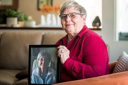 MIKAELA MACKENZIE / WINNIPEG FREE PRESS

Sandra Smerek poses for a portrait while holding a photo of her mother, Bernice Oleschuk (who died of COVID), in Winnipeg on Thursday, March 10, 2022. For Kevin story.
Winnipeg Free Press 2022.