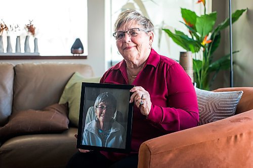 MIKAELA MACKENZIE / WINNIPEG FREE PRESS

Sandra Smerek poses for a portrait while holding a photo of her mother, Bernice Oleschuk (who died of COVID), in Winnipeg on Thursday, March 10, 2022. For Kevin story.
Winnipeg Free Press 2022.