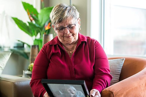 MIKAELA MACKENZIE / WINNIPEG FREE PRESS

Sandra Smerek poses for a portrait while holding a photo of her mother, Bernice Oleschuk (who died of COVID), in Winnipeg on Thursday, March 10, 2022. For Kevin story.
Winnipeg Free Press 2022.