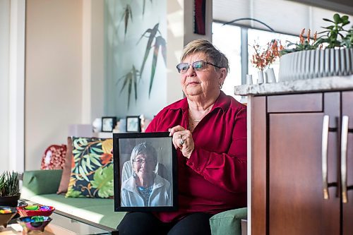 MIKAELA MACKENZIE / WINNIPEG FREE PRESS

Sandra Smerek poses for a portrait while holding a photo of her mother, Bernice Oleschuk (who died of COVID), in Winnipeg on Thursday, March 10, 2022. For Kevin story.
Winnipeg Free Press 2022.