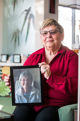 MIKAELA MACKENZIE / WINNIPEG FREE PRESS

Sandra Smerek poses for a portrait while holding a photo of her mother, Bernice Oleschuk (who died of COVID), in Winnipeg on Thursday, March 10, 2022. For Kevin story.
Winnipeg Free Press 2022.