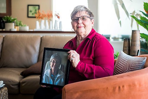 MIKAELA MACKENZIE / WINNIPEG FREE PRESS

Sandra Smerek poses for a portrait while holding a photo of her mother, Bernice Oleschuk (who died of COVID), in Winnipeg on Thursday, March 10, 2022. For Kevin story.
Winnipeg Free Press 2022.