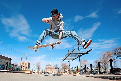 Brandon Sun 08032021

Austin Chubey does a benihana while skateboarding at the Kristopher Campbell Memorial Skate Plaza on a beautiful Monday. 

(Tim Smith/The Brandon Sun)