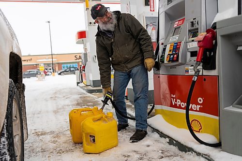 Jim Stewart purchases fuel at the Safeway Gas bar Friday. (Chelsea Kemp/The Brandon Sun)