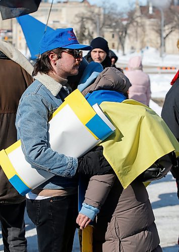 JOHN WOODS / WINNIPEG FREE PRESS
A couple comforts each other as people gather at a rally in support of Ukraine and against the Russian invasion at the Manitoba Legislature Sunday, March 13, 2022.