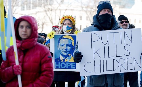 JOHN WOODS / WINNIPEG FREE PRESS
People gather at a rally in support of Ukraine and against the Russian invasion at the Manitoba Legislature Sunday, March 13, 2022.
