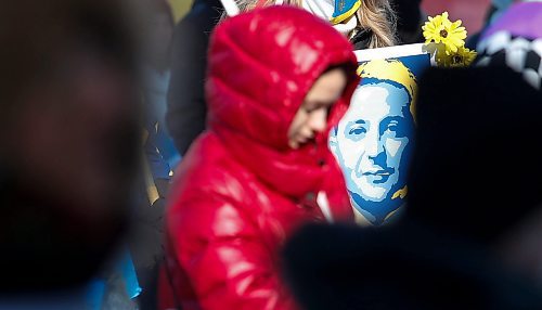 JOHN WOODS / WINNIPEG FREE PRESS
People gather at a rally in support of Ukraine and against the Russian invasion at the Manitoba Legislature Sunday, March 13, 2022.