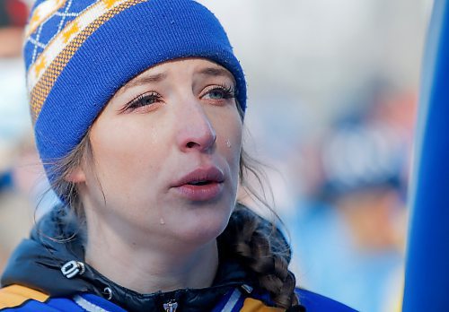 JOHN WOODS / WINNIPEG FREE PRESS
Daria Lukie weeps as people gather at a rally in support of Ukraine and against the Russian invasion at the Manitoba Legislature Sunday, March 13, 2022.