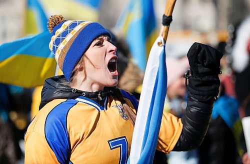 JOHN WOODS / WINNIPEG FREE PRESS
Daria Lukie cries out as people gather at a rally in support of Ukraine and against the Russian invasion at the Manitoba Legislature Sunday, March 13, 2022.