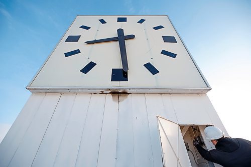 MIKE DEAL / WINNIPEG FREE PRESS
Mike Pereira, General electrician with the City of Winnipeg, was in charge of changing the time on the clock that sits on top of the City of Winnipeg administration building at 510 Main Street.
Moving the time forward involves going onto the roof of the building and flicking a couple switches inside the clock.
See Ben Waldman story
220314 - Monday, March 14, 2022.