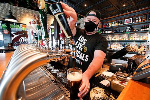 JOHN WOODS / WINNIPEG FREE PRESS
Jay Gilgour, owner of Fionn MacCool&#x2019;s Restaurant and Pub, pulls a pint of Guinness at the pub Monday, March 14, 2022. With COVID-19 restrictions relaxing Kilgour and his staff are getting ready for the first St. Patrick&#x2019;s Day celebration on March 17 to take place in two years.