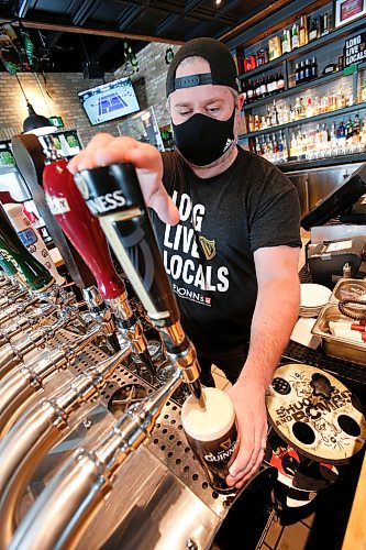 JOHN WOODS / WINNIPEG FREE PRESS
Jay Gilgour, owner of Fionn MacCool&#x2019;s Restaurant and Pub, pulls a pint of Guinness at the pub Monday, March 14, 2022. With COVID-19 restrictions relaxing Kilgour and his staff are getting ready for the first St. Patrick&#x2019;s Day celebration on March 17 to take place in two years.