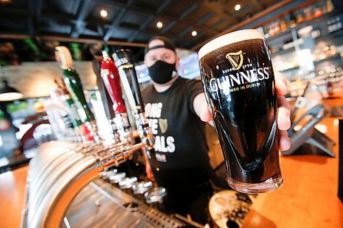 JOHN WOODS / WINNIPEG FREE PRESS
Jay Gilgour, owner of Fionn MacCool&#x2019;s Restaurant and Pub, pulls a pint of Guinness at the pub Monday, March 14, 2022. With COVID-19 restrictions relaxing Kilgour and his staff are getting ready for the first St. Patrick&#x2019;s Day celebration on March 17 to take place in two years.