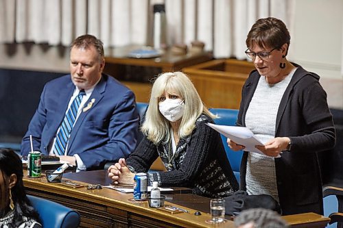 MIKE DEAL / WINNIPEG FREE PRESS
Catherine Cox, PC MLA for Kildonan-River East, wore a mask during question period.
MLA's during Question Period on the first day that the province has lifted all remaining public health orders, leaving it up to individuals to decide if they want to wear masks. Some MLA's decided to continue wearing masks, many did not.
220315 - Tuesday, March 15, 2022.