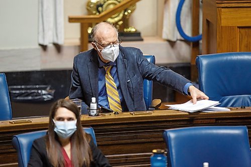 MIKE DEAL / WINNIPEG FREE PRESS
Jon Gerrard, MB Liberal MLA for River Heights, wore a mask during question period.
MLA's during Question Period on the first day that the province has lifted all remaining public health orders, leaving it up to individuals to decide if they want to wear masks. Some MLA's decided to continue wearing masks, many did not.
220315 - Tuesday, March 15, 2022.