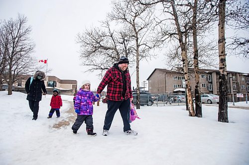MIKAELA MACKENZIE / WINNIPEG FREE PRESS

Chris Mitchell and his daughter, Miranda Mitchell (five), walk out from Dalhousie School in Winnipeg on Wednesday, March 16, 2022. For Erik story.
Winnipeg Free Press 2022.