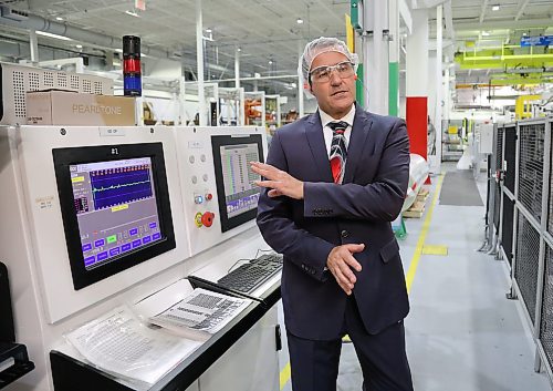 JASON HALSTEAD / WINNIPEG FREE PRESS



Winpak CEO Olivier Muggli leads a tour of the company&#x2019;s Winnipeg plant on Oct. 21, 2019. (See Cash story)