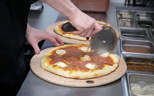 JESSICA LEE / WINNIPEG FREE PRESS

Sous chef Houston Price cuts a Margherita pizza on March 15, 2022 at Little Nana&#x2019;s Italian Kitchen.

Reporter: Dave

