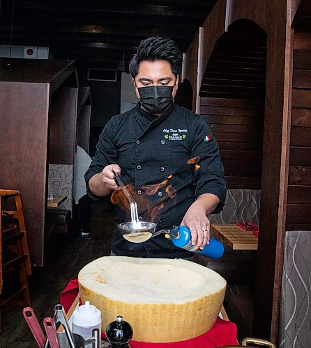 JESSICA LEE / WINNIPEG FREE PRESS

Chef Dann Carlo Ignacio prepares Amatriciana Cheese Wheel on March 15, 2022 at Little Nana&#x2019;s Italian Kitchen.

Reporter: Dave

