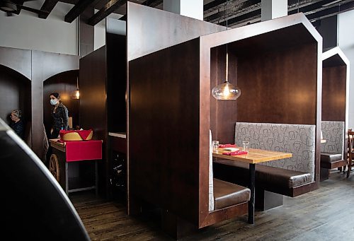 JESSICA LEE / WINNIPEG FREE PRESS

The interior of Little Nana&#x2019;s Italian Kitchen features wood booths. 

Reporter: Dave

