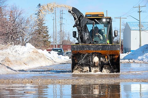 RUTH BONNEVILLE / WINNIPEG FREE PRESS

Standup. -  flooded streets

A trackless sidewalk snow clearer makes its way through deep water on Wellington Ave. near Westview Park Thursday. 

March 17th,  2022
