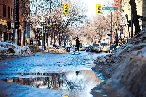 MIKAELA MACKENZIE / WINNIPEG FREE PRESS

Wet, slushy weather in the Exchange District in Winnipeg on Thursday, March 17, 2022. Standup.
Winnipeg Free Press 2022.