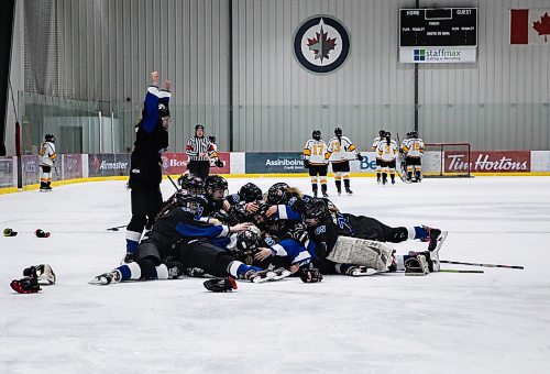 JESSICA LEE / WINNIPEG FREE PRESS

Coll&#xe8;ge Jeanne-Sauv&#xe9; won the women&#x2019;s high school hockey championship against J.H. Bruns (3-0) on March 17, 2022 during the third finals game. CJS players cheer and enter the rink after the third period ends.

Reporter: Taylor

