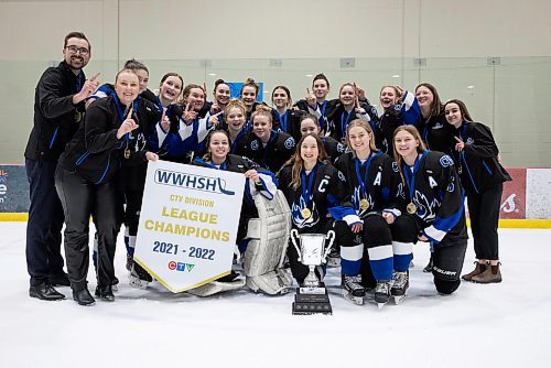 JESSICA LEE / WINNIPEG FREE PRESS

Coll&#xe8;ge Jeanne-Sauv&#xe9; won the women&#x2019;s high school hockey championship against J.H. Bruns (3-0) on March 17, 2022 during the third finals game. Players and coaches pose for a photo after the game.

Reporter: Taylor



