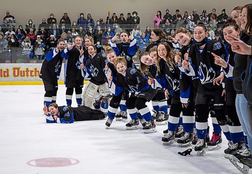 JESSICA LEE / WINNIPEG FREE PRESS

Coll&#xe8;ge Jeanne-Sauv&#xe9; players pose for a photo while waiting for the trophy. They won the women&#x2019;s high school hockey championship against J.H. Bruns (3-0) on March 17, 2022 during the third finals game. 

Reporter: Taylor


