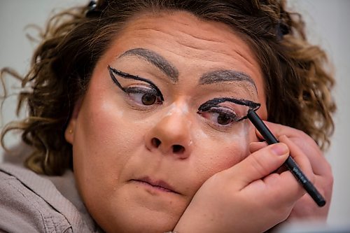 Amy Addison applies eyeliner during a drag workshop at the Art Gallery of Southwestern Manitoba led by local performer Flora Hex Saturday. (Chelsea Kemp/The Brandon Sun)