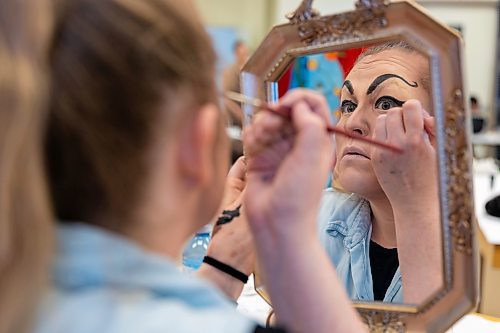Kim Cronin applies eye makeup during a drag workshop at the Art Gallery of Southwestern Manitoba led by local performer Flora Hex Saturday. (Chelsea Kemp/The Brandon Sun)