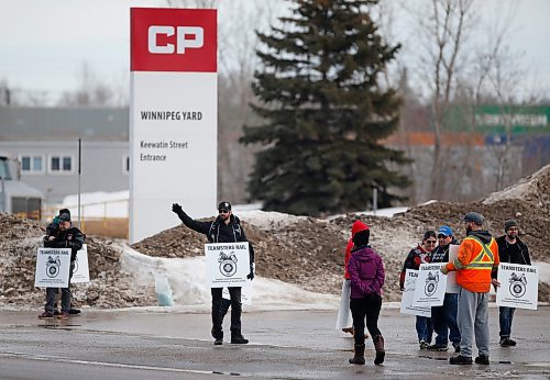 JOHN WOODS / WINNIPEG FREE PRESS
CP rail workers walk the picket line on Keewatin Street in Winnipeg, Sunday, March 20, 2022. 