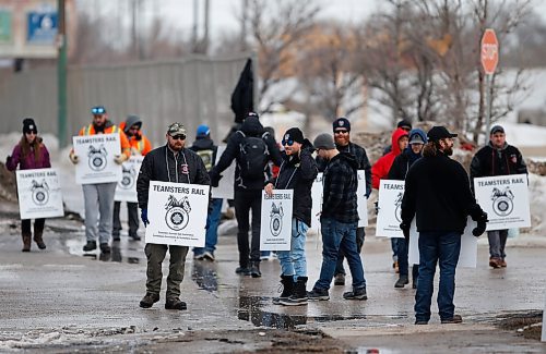 JOHN WOODS / WINNIPEG FREE PRESS
CP rail workers walk the picket line on Keewatin Street in Winnipeg, Sunday, March 20, 2022. 