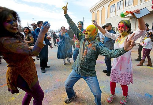 JOHN WOODS / WINNIPEG FREE PRESS
Charu, left, and Ajay Gupta and thier daughter Rhea take part in Holi celebration of colour at the Hindu Temple on St. Annes Sunday, March 20, 2020. 