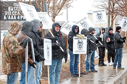 21032022
CP Rail employees picket along Pacific Avenue outside CP Rail's Brandon office on Monday. (Tim Smith/The Brandon Sun)