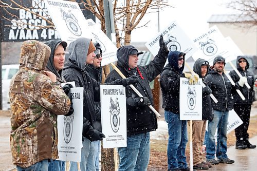 21032022
CP Rail employees picket along Pacific Avenue outside CP Rail's Brandon office on Monday. (Tim Smith/The Brandon Sun)