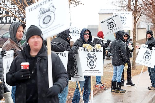 21032022
CP Rail employees picket along Pacific Avenue outside CP Rail's Brandon office on Monday. (Tim Smith/The Brandon Sun)