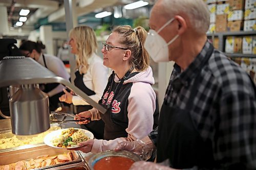 21032022
Rhonda Pardy, co-chair of the Helping Hands board, and volunteers Maegan McKinnon and Al Friesen, help serve lunch at Helping Hands Centre of Brandon on Monday. (Tim Smith/The Brandon Sun)