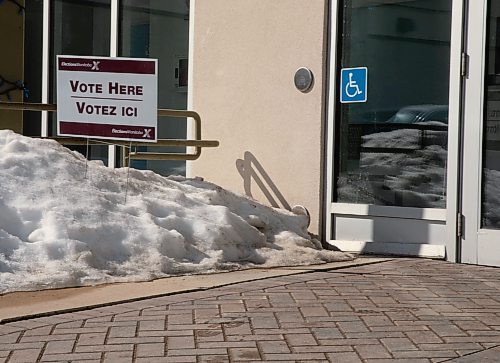 JESSICA LEE / WINNIPEG FREE PRESS

A &#x201c;vote here&#x201d; sign is photographed at Linden Woods Community centre on March 22, 2022, the day of the Fort Whyte by-election. 

Reporter: Carol


