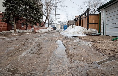JESSICA LEE / WINNIPEG FREE PRESS

A rut caused by snow is photographed in the back lane of Ellice Ave and Goulding St on March 22, 2022.

Reporter: Cody


